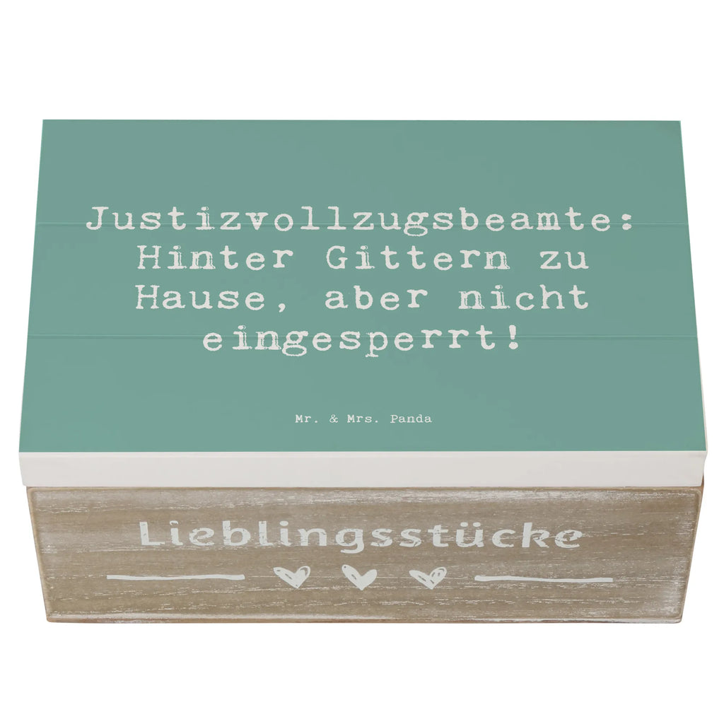Wooden chest Saying Justizvollzugsbeamte: Hinter Gittern zu Hause, aber nicht eingesperrt! Truhe, Kiste, XXL, Holzkiste, Geschenkdose, Geschenkbox, Erinnerungsbox, Aufbewahrungsbox, Schatulle, Dekokiste, Erinnerungskiste, Schatzkiste, Beruf, Ausbildung, Jubiläum, Abschied, Rente, Kollege, Kollegin, Geschenk, Schenken, Arbeitskollege, Mitarbeiter, Firma, Danke, Dankeschön