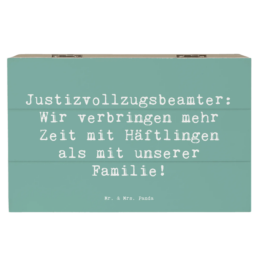 Holzkiste Spruch Justizvollzugsbeamter: Wir verbringen mehr Zeit mit Häftlingen als mit unserer Familie! Erinnerungsbox, Holzkiste, XXL, Kiste, Aufbewahrungsbox, Truhe, Dekokiste, Schatulle, Erinnerungskiste, Geschenkbox, Geschenkdose, Schatzkiste, Beruf, Ausbildung, Jubiläum, Abschied, Rente, Kollege, Kollegin, Geschenk, Schenken, Arbeitskollege, Mitarbeiter, Firma, Danke, Dankeschön