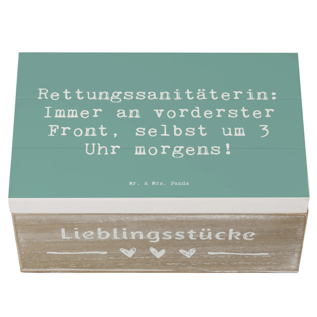 Holzkiste Spruch Rettungssanitäterin: Immer an vorderster Front, selbst um 3 Uhr morgens! Schatulle, Kiste, Erinnerungsbox, Geschenkdose, Dekokiste, Truhe, Holzkiste, Erinnerungskiste, XXL, Geschenkbox, Schatzkiste, Aufbewahrungsbox, Beruf, Ausbildung, Jubiläum, Abschied, Rente, Kollege, Kollegin, Geschenk, Schenken, Arbeitskollege, Mitarbeiter, Firma, Danke, Dankeschön