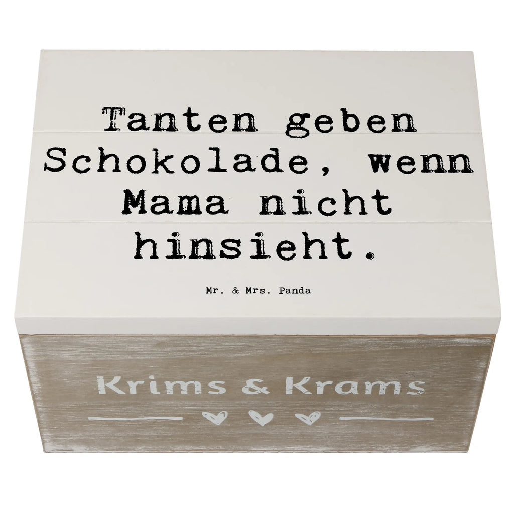 Holzkiste Spruch Tanten geben Schokolade, wenn Mama nicht hinsieht. Geschenkbox, Erinnerungskiste, Holzkiste, Dekokiste, Erinnerungsbox, Schatulle, Kiste, Schatzkiste, Geschenkdose, Truhe, Aufbewahrungsbox, XXL, Familie, Vatertag, Muttertag, Bruder, Schwester, Mama, Papa, Oma, Opa