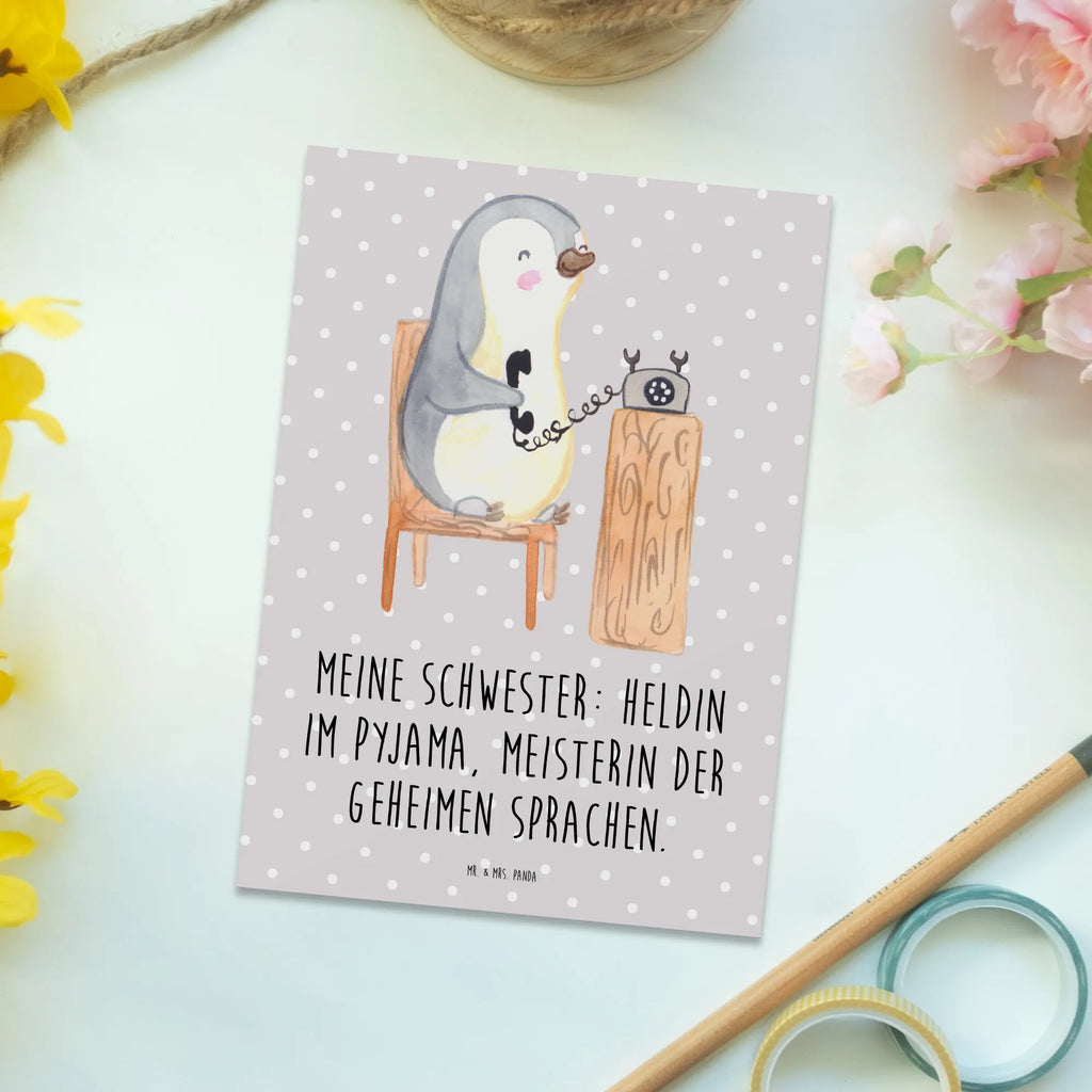 Postcard Meine Schwester: Heldin im Pyjama, Meisterin der geheimen Sprachen. Geschenkkarte, Geburtstagskarte, Einladungskarten Geburtstag, Karte, Grußkarte, Ansichtskarten, Postkarte, Dankeskarte, Ansichtskarte, Einladung, Einladung Geburtstag, Einladungskarte, Familie, Vatertag, Muttertag, Bruder, Schwester, Mama, Papa, Oma, Opa