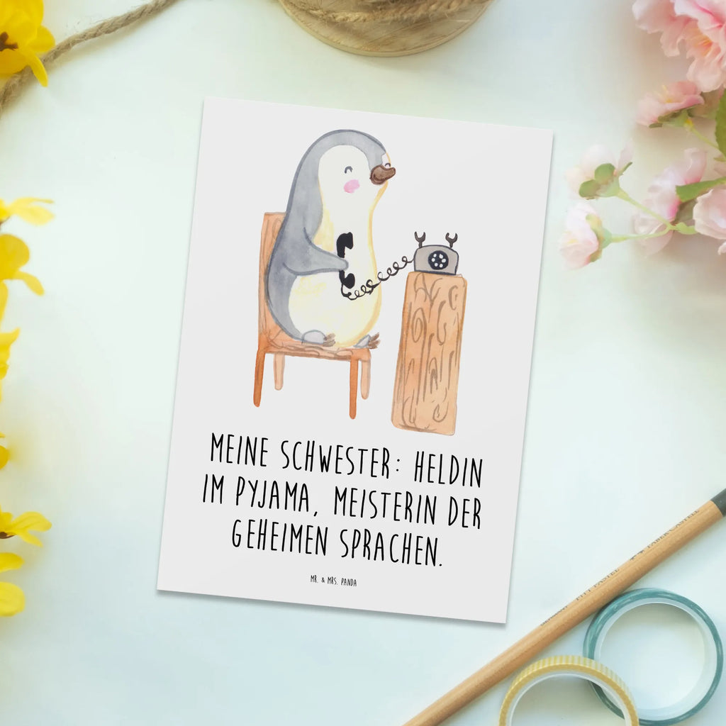 Postcard Meine Schwester: Heldin im Pyjama, Meisterin der geheimen Sprachen. Geschenkkarte, Geburtstagskarte, Einladungskarten Geburtstag, Karte, Grußkarte, Ansichtskarten, Postkarte, Dankeskarte, Ansichtskarte, Einladung, Einladung Geburtstag, Einladungskarte, Familie, Vatertag, Muttertag, Bruder, Schwester, Mama, Papa, Oma, Opa