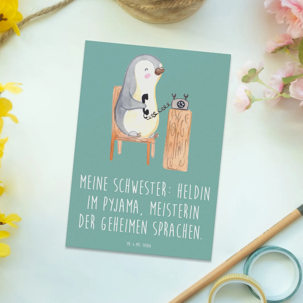 Postcard Meine Schwester: Heldin im Pyjama, Meisterin der geheimen Sprachen. Geschenkkarte, Geburtstagskarte, Einladungskarten Geburtstag, Karte, Grußkarte, Ansichtskarten, Postkarte, Dankeskarte, Ansichtskarte, Einladung, Einladung Geburtstag, Einladungskarte, Familie, Vatertag, Muttertag, Bruder, Schwester, Mama, Papa, Oma, Opa