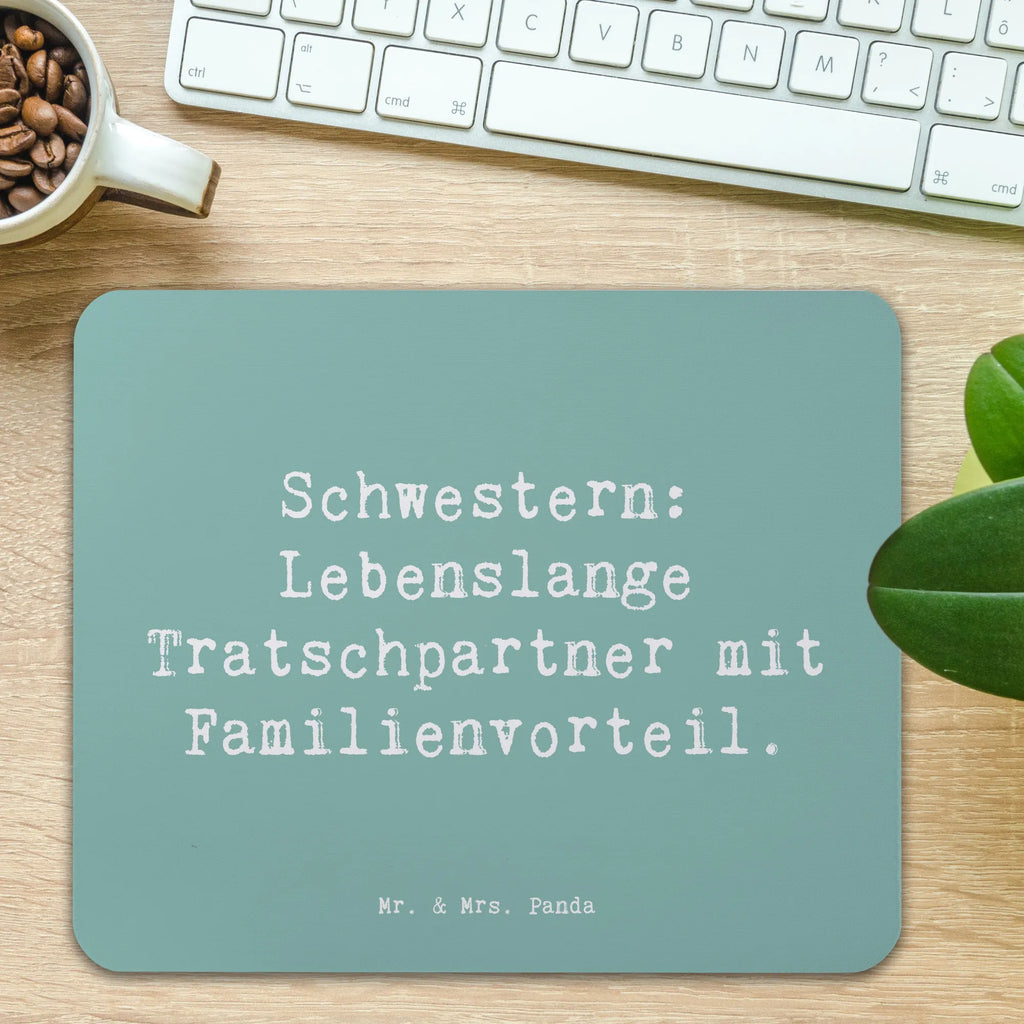 Mouse mat Saying Schwestern: Lebenslange Tratschpartner mit Familienvorteil. Mousepad, Computer zubehör, Büroausstattung, PC Zubehör, Arbeitszimmer, Mauspad, Einzigartiges Mauspad, Designer Mauspad, Mausunterlage, Mauspad Büro, Familie, Vatertag, Muttertag, Bruder, Schwester, Mama, Papa, Oma, Opa