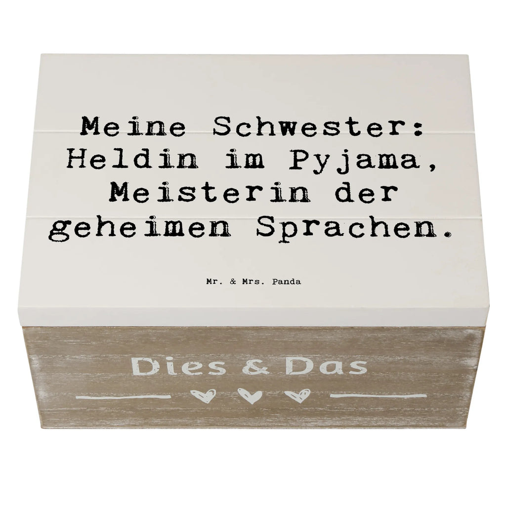Wooden chest Saying Meine Schwester: Heldin im Pyjama, Meisterin der geheimen Sprachen. Kiste, Truhe, Geschenkbox, XXL, Erinnerungsbox, Holzkiste, Erinnerungskiste, Aufbewahrungsbox, Schatzkiste, Geschenkdose, Dekokiste, Schatulle, Familie, Vatertag, Muttertag, Bruder, Schwester, Mama, Papa, Oma, Opa