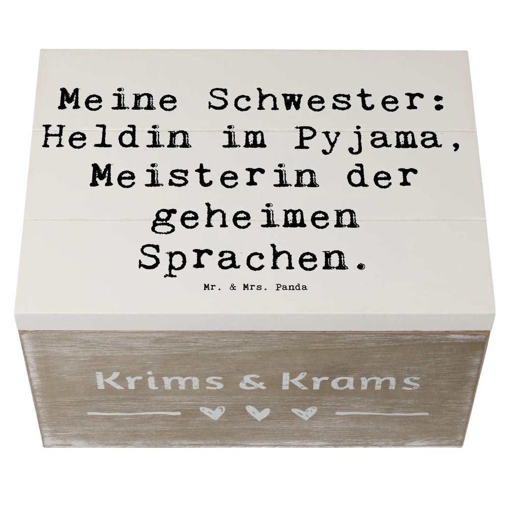 Wooden chest Saying Meine Schwester: Heldin im Pyjama, Meisterin der geheimen Sprachen. Kiste, Truhe, Geschenkbox, XXL, Erinnerungsbox, Holzkiste, Erinnerungskiste, Aufbewahrungsbox, Schatzkiste, Geschenkdose, Dekokiste, Schatulle, Familie, Vatertag, Muttertag, Bruder, Schwester, Mama, Papa, Oma, Opa