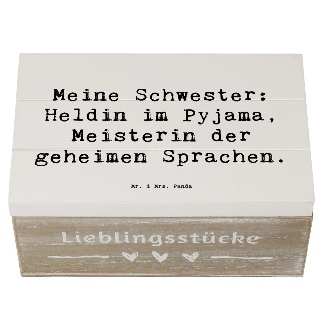 Wooden chest Saying Meine Schwester: Heldin im Pyjama, Meisterin der geheimen Sprachen. Kiste, Truhe, Geschenkbox, XXL, Erinnerungsbox, Holzkiste, Erinnerungskiste, Aufbewahrungsbox, Schatzkiste, Geschenkdose, Dekokiste, Schatulle, Familie, Vatertag, Muttertag, Bruder, Schwester, Mama, Papa, Oma, Opa