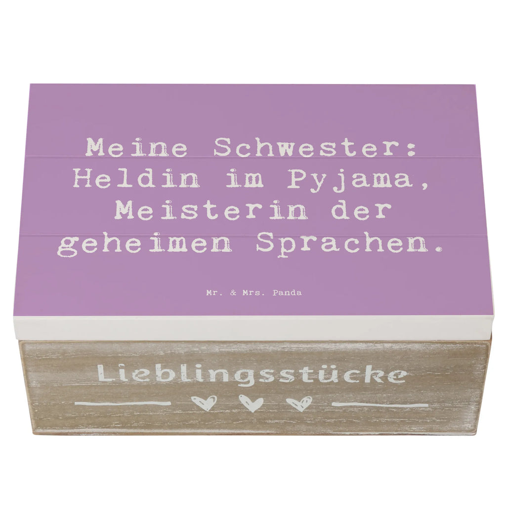 Wooden chest Saying Meine Schwester: Heldin im Pyjama, Meisterin der geheimen Sprachen. Kiste, Truhe, Geschenkbox, XXL, Erinnerungsbox, Holzkiste, Erinnerungskiste, Aufbewahrungsbox, Schatzkiste, Geschenkdose, Dekokiste, Schatulle, Familie, Vatertag, Muttertag, Bruder, Schwester, Mama, Papa, Oma, Opa