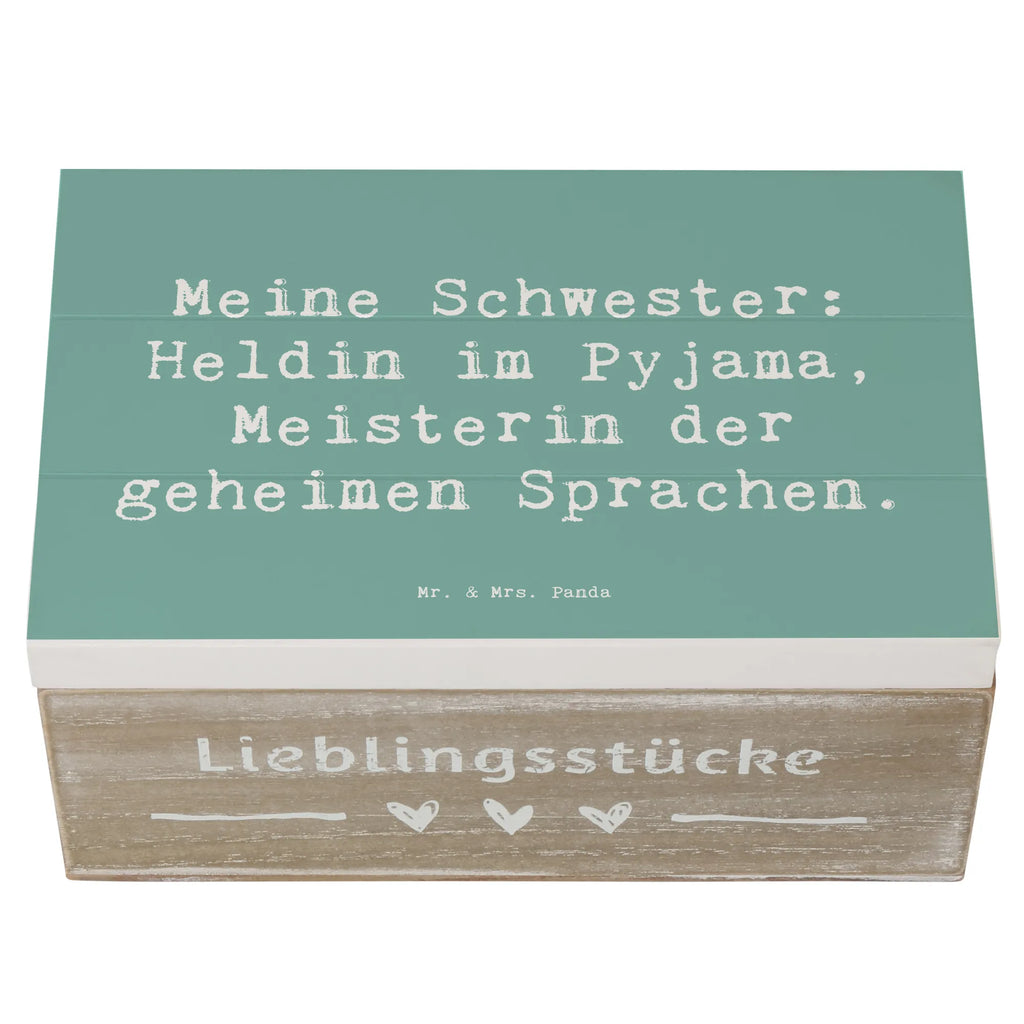Wooden chest Saying Meine Schwester: Heldin im Pyjama, Meisterin der geheimen Sprachen. Kiste, Truhe, Geschenkbox, XXL, Erinnerungsbox, Holzkiste, Erinnerungskiste, Aufbewahrungsbox, Schatzkiste, Geschenkdose, Dekokiste, Schatulle, Familie, Vatertag, Muttertag, Bruder, Schwester, Mama, Papa, Oma, Opa