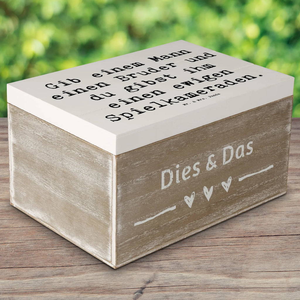 Wooden chest Saying Gib einem Mann einen Bruder und du gibst ihm einen ewigen Spielkameraden. Truhe, Aufbewahrungsbox, Erinnerungsbox, Geschenkbox, Geschenkdose, Schatzkiste, Erinnerungskiste, Dekokiste, Kiste, Holzkiste, Schatulle, XXL, Familie, Vatertag, Muttertag, Bruder, Schwester, Mama, Papa, Oma, Opa
