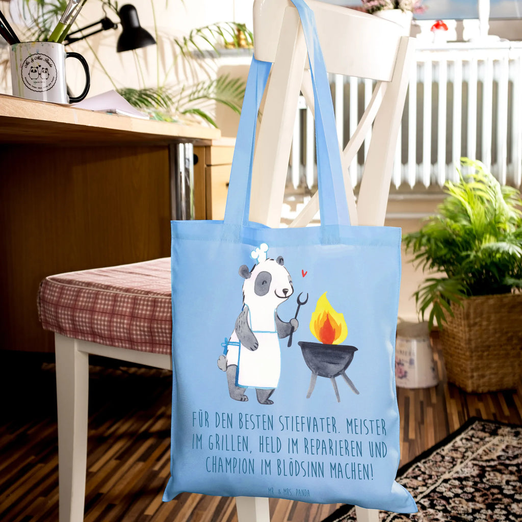 Tote bag Für den besten Stiefvater. Meister im Grillen, Held im Reparieren und Champion im Blödsinn machen! Einkaufstüte, Badetasche, Jutebeutel, Beuteltasche, Laptoptasche, Strandtasche, Jutetasche, Schultertasche, Stofftasche, Einkaufstasche, Shopper, Tasche, Beutel, Umhängetasche, Tragetasche, Stoffbeutel, Familie, Vatertag, Muttertag, Bruder, Schwester, Mama, Papa, Oma, Opa