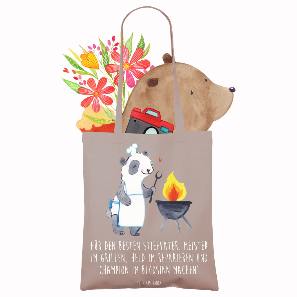 Tote bag Für den besten Stiefvater. Meister im Grillen, Held im Reparieren und Champion im Blödsinn machen! Einkaufstüte, Badetasche, Jutebeutel, Beuteltasche, Laptoptasche, Strandtasche, Jutetasche, Schultertasche, Stofftasche, Einkaufstasche, Shopper, Tasche, Beutel, Umhängetasche, Tragetasche, Stoffbeutel, Familie, Vatertag, Muttertag, Bruder, Schwester, Mama, Papa, Oma, Opa