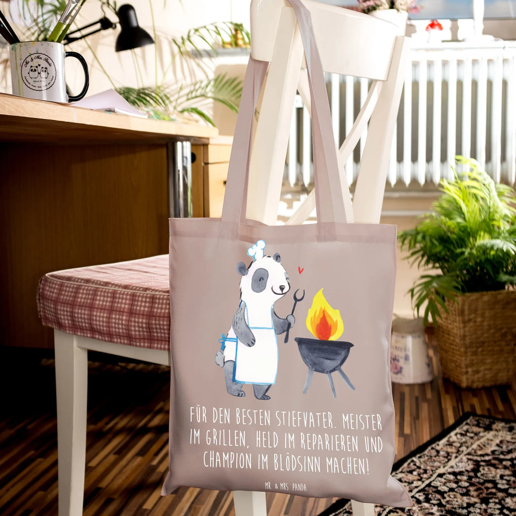 Tote bag Für den besten Stiefvater. Meister im Grillen, Held im Reparieren und Champion im Blödsinn machen! Einkaufstüte, Badetasche, Jutebeutel, Beuteltasche, Laptoptasche, Strandtasche, Jutetasche, Schultertasche, Stofftasche, Einkaufstasche, Shopper, Tasche, Beutel, Umhängetasche, Tragetasche, Stoffbeutel, Familie, Vatertag, Muttertag, Bruder, Schwester, Mama, Papa, Oma, Opa