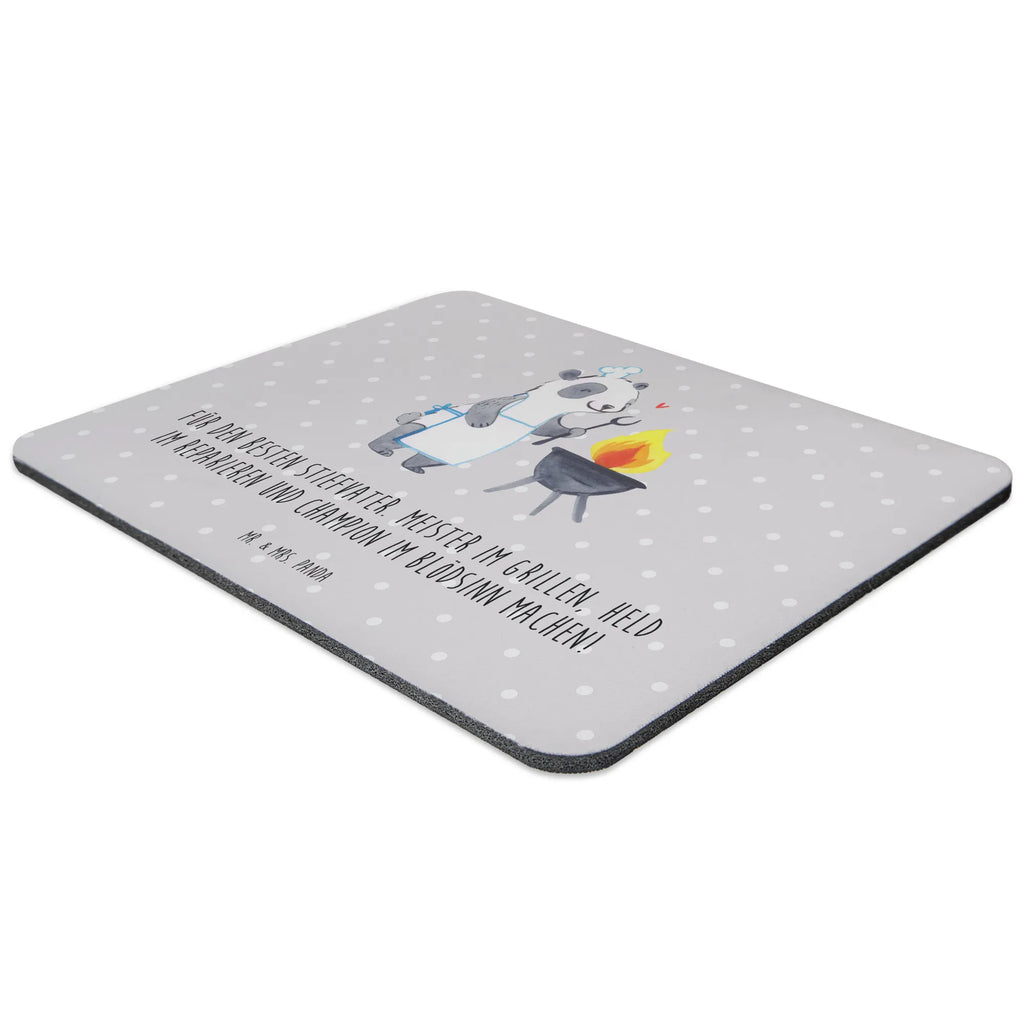 Mouse mat Für den besten Stiefvater. Meister im Grillen, Held im Reparieren und Champion im Blödsinn machen! Arbeitszimmer, Mauspad, Designer Mauspad, Mausunterlage, Mousepad, Computer zubehör, PC Zubehör, Mauspad Büro, Einzigartiges Mauspad, Büroausstattung, Familie, Vatertag, Muttertag, Bruder, Schwester, Mama, Papa, Oma, Opa
