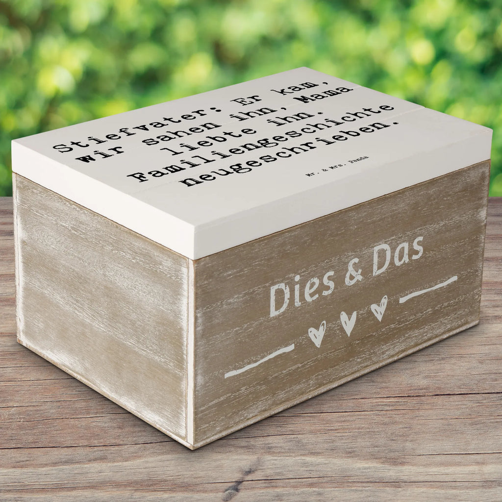 Wooden chest Saying Stiefvater: Er kam, wir sahen ihn, Mama liebte ihn. Familiengeschichte neugeschrieben. XXL, Schatulle, Erinnerungskiste, Schatzkiste, Aufbewahrungsbox, Truhe, Geschenkdose, Geschenkbox, Erinnerungsbox, Dekokiste, Holzkiste, Kiste, Familie, Vatertag, Muttertag, Bruder, Schwester, Mama, Papa, Oma, Opa