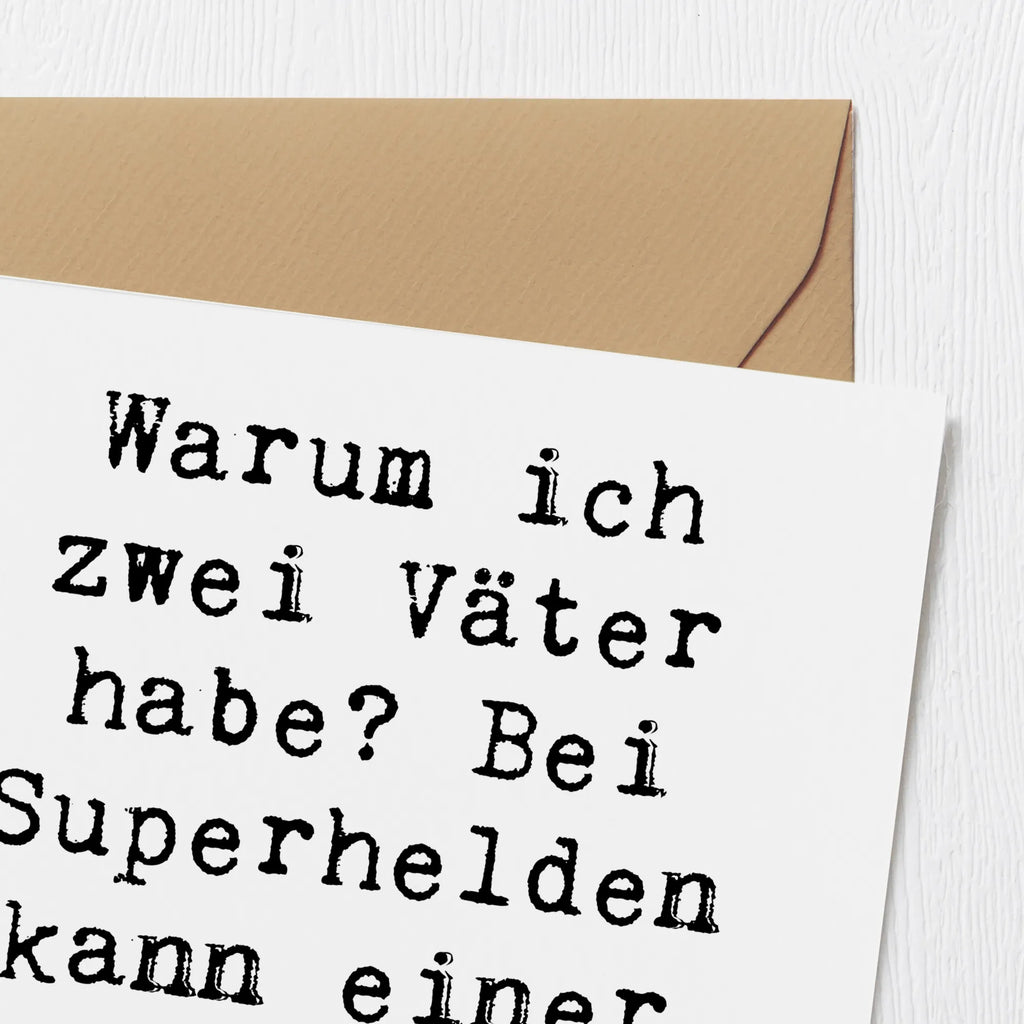 Deluxe Card Saying Warum ich zwei Väter habe? Bei Superhelden kann einer nicht genug sein! Hochwertige Grußkarte, Einladungskarte, Glückwunschkarte, Geburtstagskarte, Grußkarte, Hochzeitskarte, Hochwertige Klappkarte, Karte, Klappkarte, Familie, Vatertag, Muttertag, Bruder, Schwester, Mama, Papa, Oma, Opa