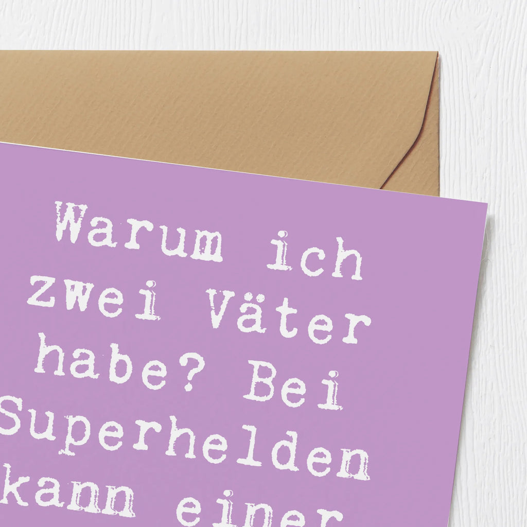 Deluxe Card Saying Warum ich zwei Väter habe? Bei Superhelden kann einer nicht genug sein! Hochwertige Grußkarte, Einladungskarte, Glückwunschkarte, Geburtstagskarte, Grußkarte, Hochzeitskarte, Hochwertige Klappkarte, Karte, Klappkarte, Familie, Vatertag, Muttertag, Bruder, Schwester, Mama, Papa, Oma, Opa