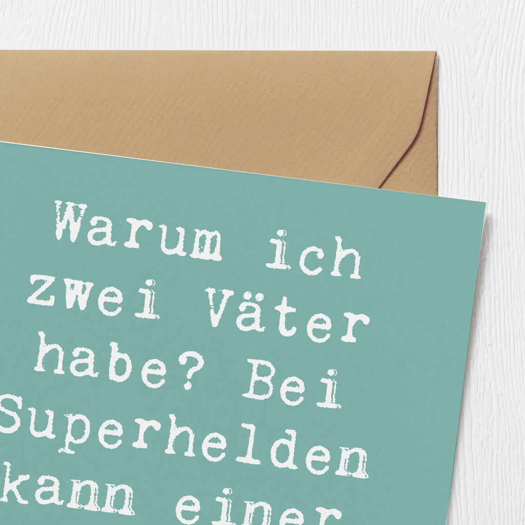 Deluxe Card Saying Warum ich zwei Väter habe? Bei Superhelden kann einer nicht genug sein! Hochwertige Grußkarte, Einladungskarte, Glückwunschkarte, Geburtstagskarte, Grußkarte, Hochzeitskarte, Hochwertige Klappkarte, Karte, Klappkarte, Familie, Vatertag, Muttertag, Bruder, Schwester, Mama, Papa, Oma, Opa