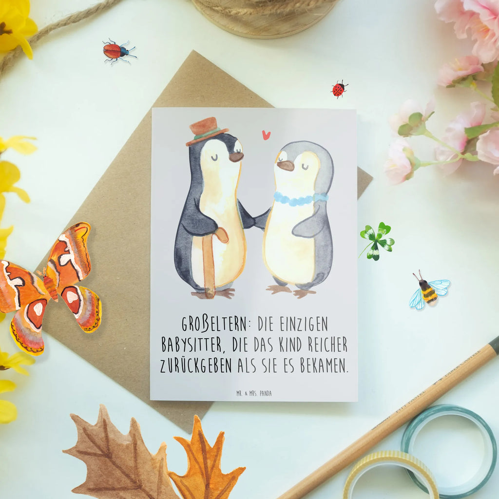 Greetings card Großeltern: die einzigen Babysitter, die das Kind reicher zurückgeben als sie es bekamen. Grußkarte, Einladungskarte, Geburtstagskarte, Hochzeitskarte, Karte, Ansichtskarten, Glückwunschkarte, Klappkarte, Familie, Vatertag, Muttertag, Bruder, Schwester, Mama, Papa, Oma, Opa