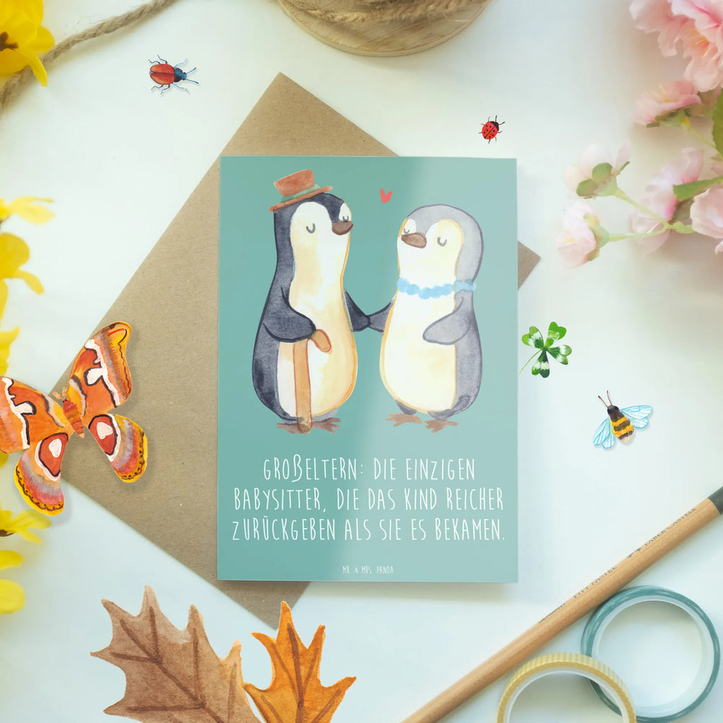 Greetings card Großeltern: die einzigen Babysitter, die das Kind reicher zurückgeben als sie es bekamen. Grußkarte, Einladungskarte, Geburtstagskarte, Hochzeitskarte, Karte, Ansichtskarten, Glückwunschkarte, Klappkarte, Familie, Vatertag, Muttertag, Bruder, Schwester, Mama, Papa, Oma, Opa