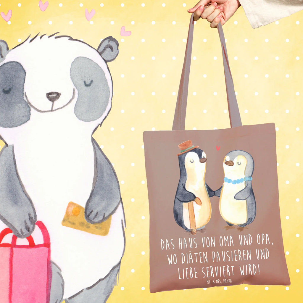 Tote bag Das Haus von Oma und Opa, wo Diäten pausieren und Liebe serviert wird! Schultertasche, Jutebeutel, Einkaufstasche, Strandtasche, Laptoptasche, Einkaufstüte, Tragetasche, Badetasche, Shopper, Beuteltasche, Stoffbeutel, Tasche, Beutel, Umhängetasche, Stofftasche, Jutetasche, Familie, Vatertag, Muttertag, Bruder, Schwester, Mama, Papa, Oma, Opa