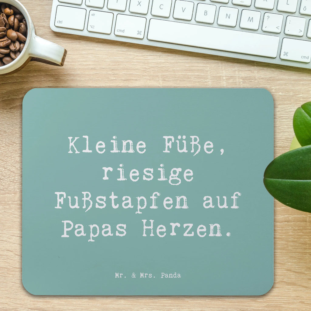 Mouse mat Saying Kleine Füße, riesige Fußstapfen auf Papas Herzen. Mousepad, Computer zubehör, Büroausstattung, PC Zubehör, Arbeitszimmer, Mauspad, Einzigartiges Mauspad, Designer Mauspad, Mausunterlage, Mauspad Büro, Familie, Vatertag, Muttertag, Bruder, Schwester, Mama, Papa, Oma, Opa