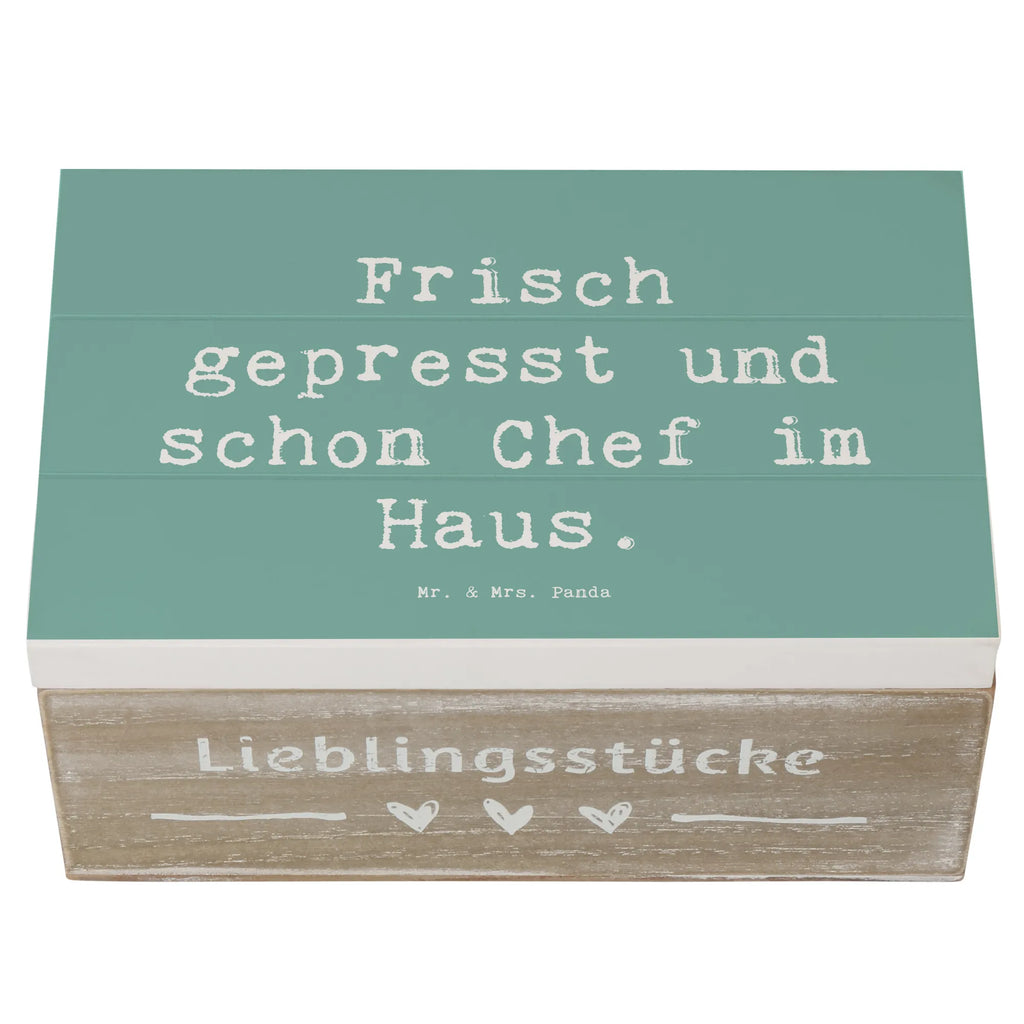 Wooden chest Saying Frisch gepresst und schon Chef im Haus. Schatulle, Schatzkiste, Truhe, Kiste, XXL, Dekokiste, Geschenkdose, Holzkiste, Erinnerungsbox, Erinnerungskiste, Aufbewahrungsbox, Geschenkbox, Familie, Vatertag, Muttertag, Bruder, Schwester, Mama, Papa, Oma, Opa