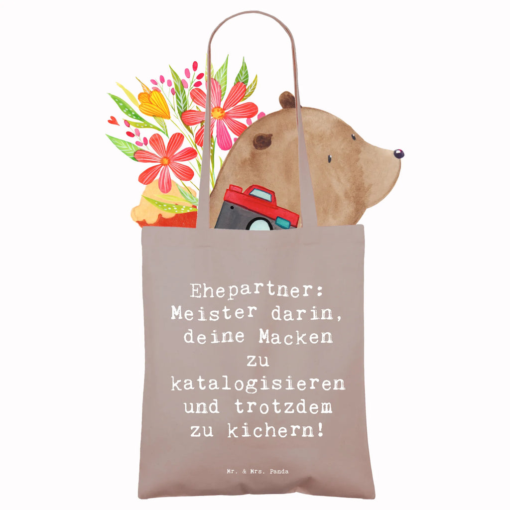 Tote bag Saying Ehepartner: Meister darin, deine Macken zu katalogisieren und trotzdem zu kichern! Stofftasche, Stoffbeutel, Einkaufstasche, Jutetasche, Laptoptasche, Tragetasche, Schultertasche, Umhängetasche, Jutebeutel, Strandtasche, Beuteltasche, Shopper, Badetasche, Beutel, Einkaufstüte, Tasche, Familie, Vatertag, Muttertag, Bruder, Schwester, Mama, Papa, Oma, Opa