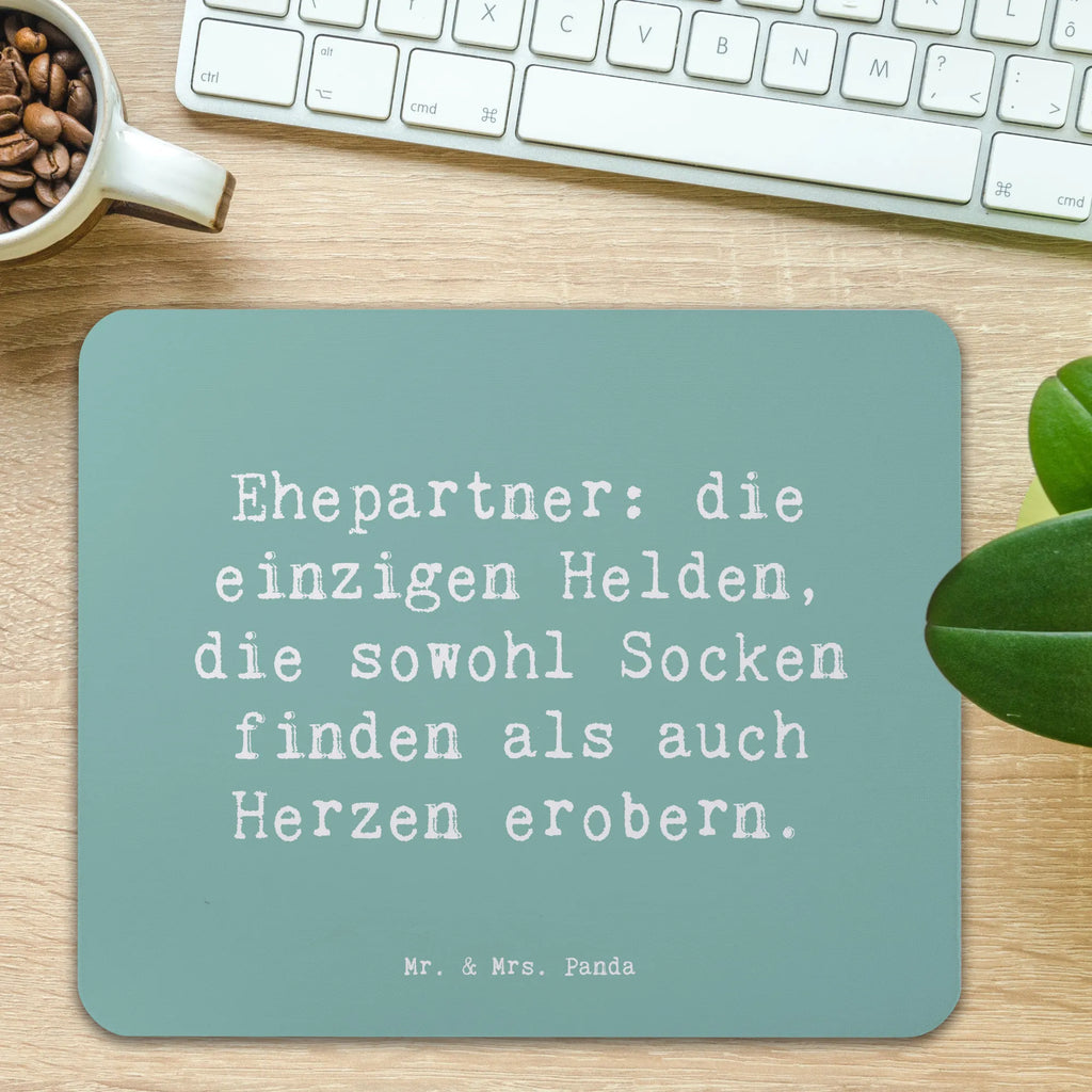 Mouse mat Saying Ehepartner: die einzigen Helden, die sowohl Socken finden als auch Herzen erobern. Mousepad, Computer zubehör, Büroausstattung, PC Zubehör, Arbeitszimmer, Mauspad, Einzigartiges Mauspad, Designer Mauspad, Mausunterlage, Mauspad Büro, Familie, Vatertag, Muttertag, Bruder, Schwester, Mama, Papa, Oma, Opa