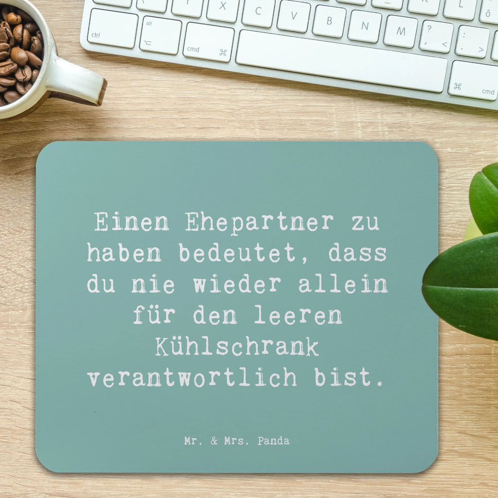 Mouse mat Saying Einen Ehepartner zu haben bedeutet, dass du nie wieder allein für den leeren Kühlschrank verantwortlich bist. Mousepad, Computer zubehör, Büroausstattung, PC Zubehör, Arbeitszimmer, Mauspad, Einzigartiges Mauspad, Designer Mauspad, Mausunterlage, Mauspad Büro, Familie, Vatertag, Muttertag, Bruder, Schwester, Mama, Papa, Oma, Opa