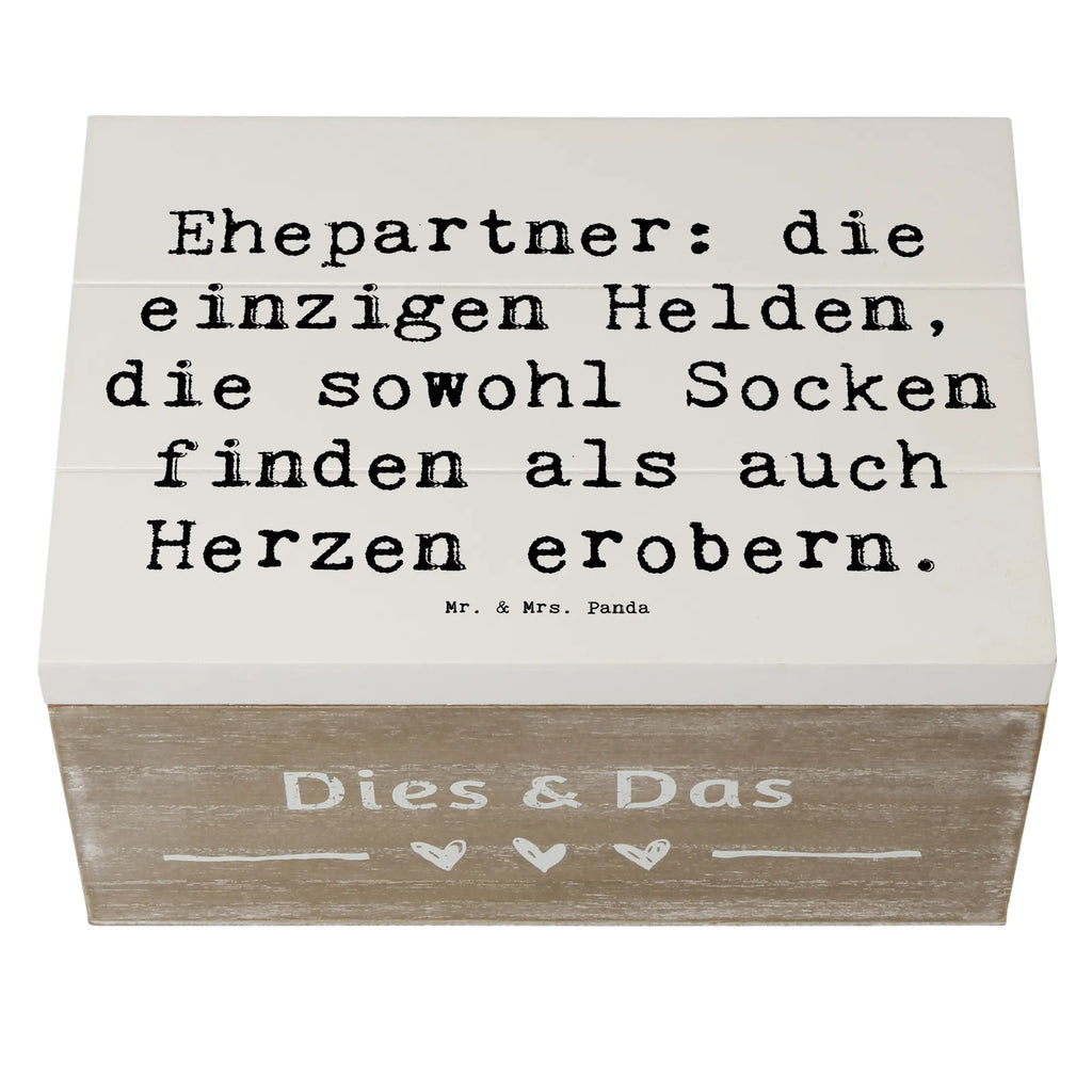 Wooden chest Saying Ehepartner: die einzigen Helden, die sowohl Socken finden als auch Herzen erobern. Schatulle, Erinnerungsbox, Kiste, XXL, Erinnerungskiste, Truhe, Dekokiste, Schatzkiste, Geschenkdose, Aufbewahrungsbox, Holzkiste, Geschenkbox, Familie, Vatertag, Muttertag, Bruder, Schwester, Mama, Papa, Oma, Opa