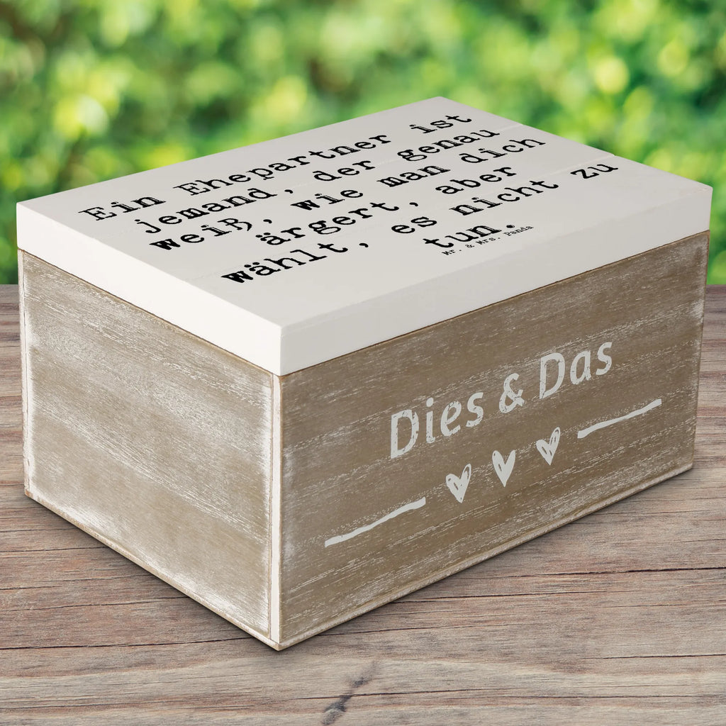 Wooden chest Saying Ein Ehepartner ist jemand, der genau weiß, wie man dich ärgert, aber wählt, es nicht zu tun. Aufbewahrungsbox, Schatzkiste, Truhe, Kiste, Dekokiste, Erinnerungskiste, Schatulle, Geschenkdose, Erinnerungsbox, Holzkiste, Geschenkbox, XXL, Familie, Vatertag, Muttertag, Bruder, Schwester, Mama, Papa, Oma, Opa