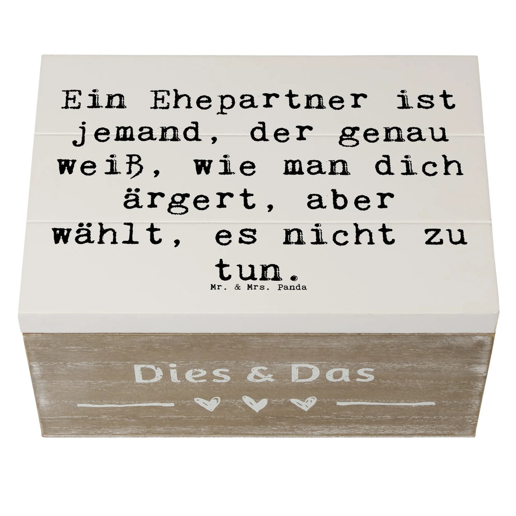 Wooden chest Saying Ein Ehepartner ist jemand, der genau weiß, wie man dich ärgert, aber wählt, es nicht zu tun. Aufbewahrungsbox, Schatzkiste, Truhe, Kiste, Dekokiste, Erinnerungskiste, Schatulle, Geschenkdose, Erinnerungsbox, Holzkiste, Geschenkbox, XXL, Familie, Vatertag, Muttertag, Bruder, Schwester, Mama, Papa, Oma, Opa