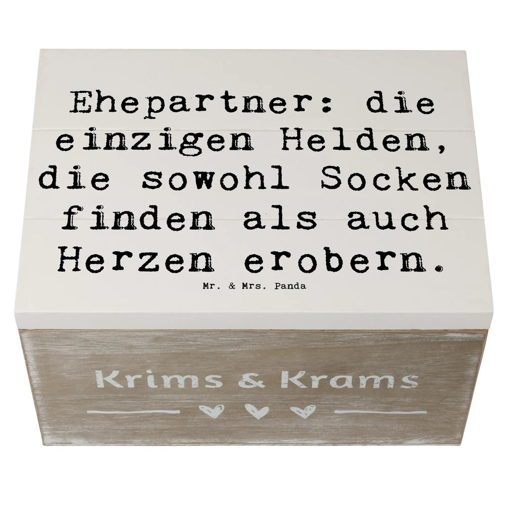 Wooden chest Saying Ehepartner: die einzigen Helden, die sowohl Socken finden als auch Herzen erobern. Schatulle, Erinnerungsbox, Kiste, XXL, Erinnerungskiste, Truhe, Dekokiste, Schatzkiste, Geschenkdose, Aufbewahrungsbox, Holzkiste, Geschenkbox, Familie, Vatertag, Muttertag, Bruder, Schwester, Mama, Papa, Oma, Opa