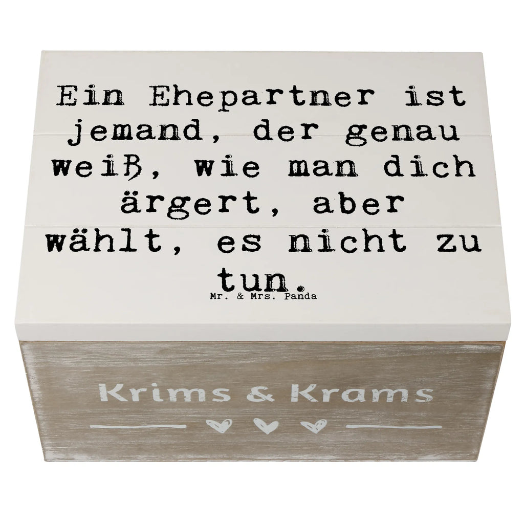 Wooden chest Saying Ein Ehepartner ist jemand, der genau weiß, wie man dich ärgert, aber wählt, es nicht zu tun. Aufbewahrungsbox, Schatzkiste, Truhe, Kiste, Dekokiste, Erinnerungskiste, Schatulle, Geschenkdose, Erinnerungsbox, Holzkiste, Geschenkbox, XXL, Familie, Vatertag, Muttertag, Bruder, Schwester, Mama, Papa, Oma, Opa