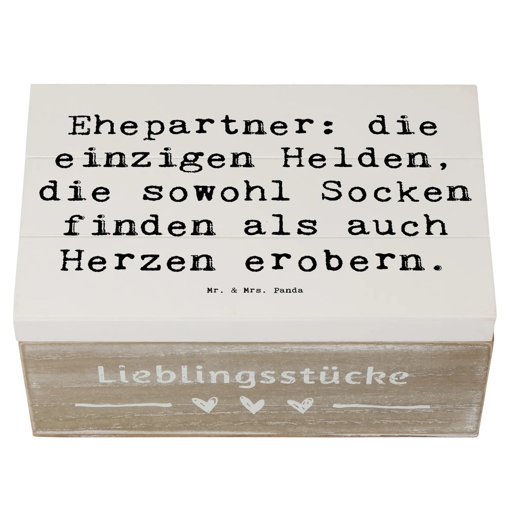 Wooden chest Saying Ehepartner: die einzigen Helden, die sowohl Socken finden als auch Herzen erobern. Schatulle, Erinnerungsbox, Kiste, XXL, Erinnerungskiste, Truhe, Dekokiste, Schatzkiste, Geschenkdose, Aufbewahrungsbox, Holzkiste, Geschenkbox, Familie, Vatertag, Muttertag, Bruder, Schwester, Mama, Papa, Oma, Opa
