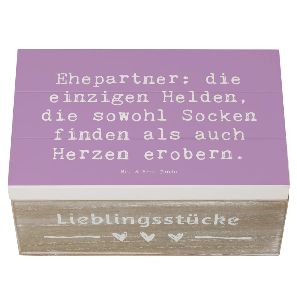 Wooden chest Saying Ehepartner: die einzigen Helden, die sowohl Socken finden als auch Herzen erobern. Schatulle, Erinnerungsbox, Kiste, XXL, Erinnerungskiste, Truhe, Dekokiste, Schatzkiste, Geschenkdose, Aufbewahrungsbox, Holzkiste, Geschenkbox, Familie, Vatertag, Muttertag, Bruder, Schwester, Mama, Papa, Oma, Opa