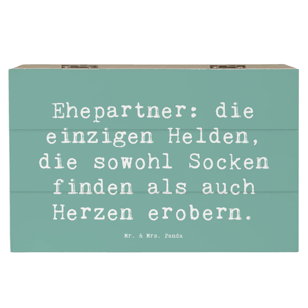 Wooden chest Saying Ehepartner: die einzigen Helden, die sowohl Socken finden als auch Herzen erobern. Schatulle, Erinnerungsbox, Kiste, XXL, Erinnerungskiste, Truhe, Dekokiste, Schatzkiste, Geschenkdose, Aufbewahrungsbox, Holzkiste, Geschenkbox, Familie, Vatertag, Muttertag, Bruder, Schwester, Mama, Papa, Oma, Opa