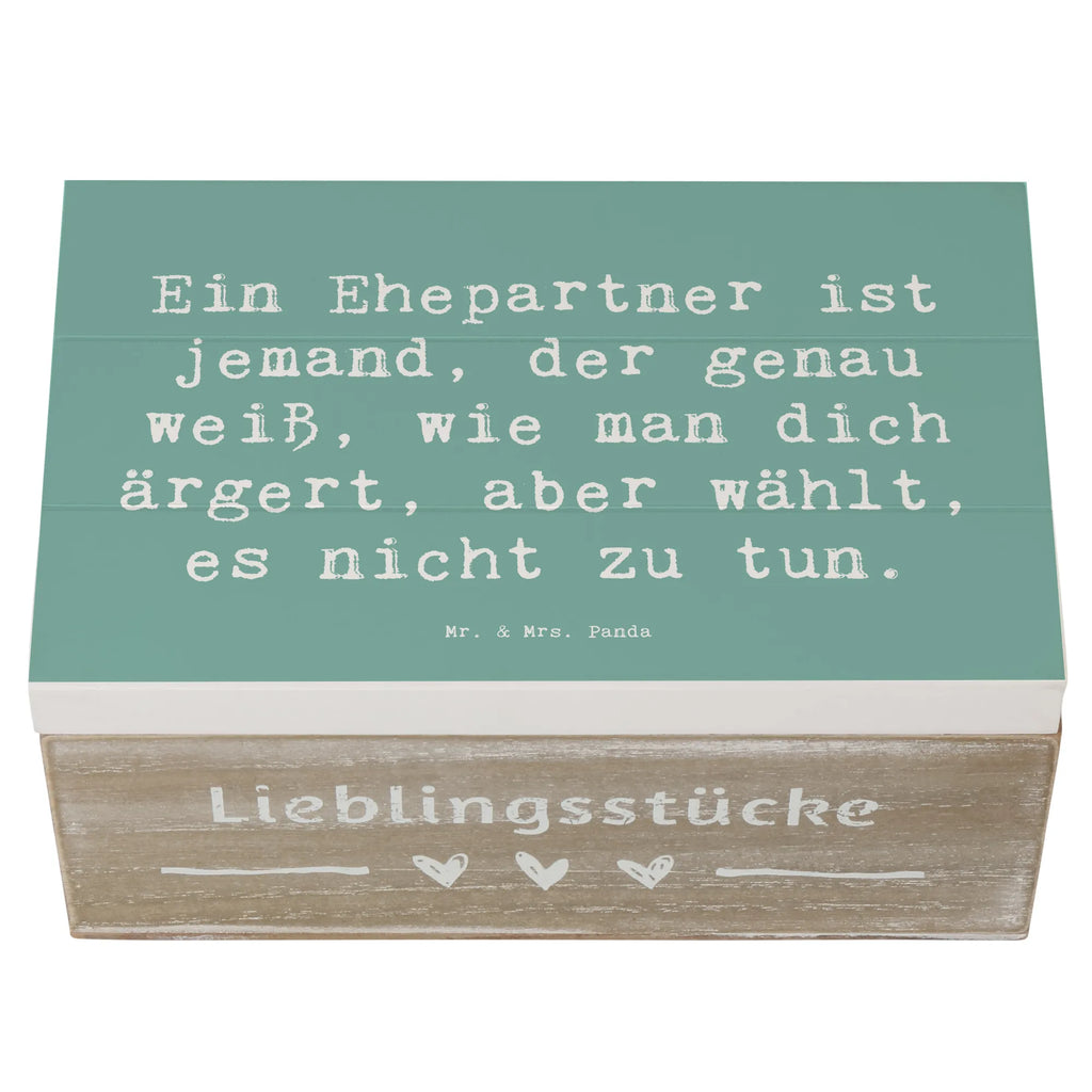 Wooden chest Saying Ein Ehepartner ist jemand, der genau weiß, wie man dich ärgert, aber wählt, es nicht zu tun. Aufbewahrungsbox, Schatzkiste, Truhe, Kiste, Dekokiste, Erinnerungskiste, Schatulle, Geschenkdose, Erinnerungsbox, Holzkiste, Geschenkbox, XXL, Familie, Vatertag, Muttertag, Bruder, Schwester, Mama, Papa, Oma, Opa