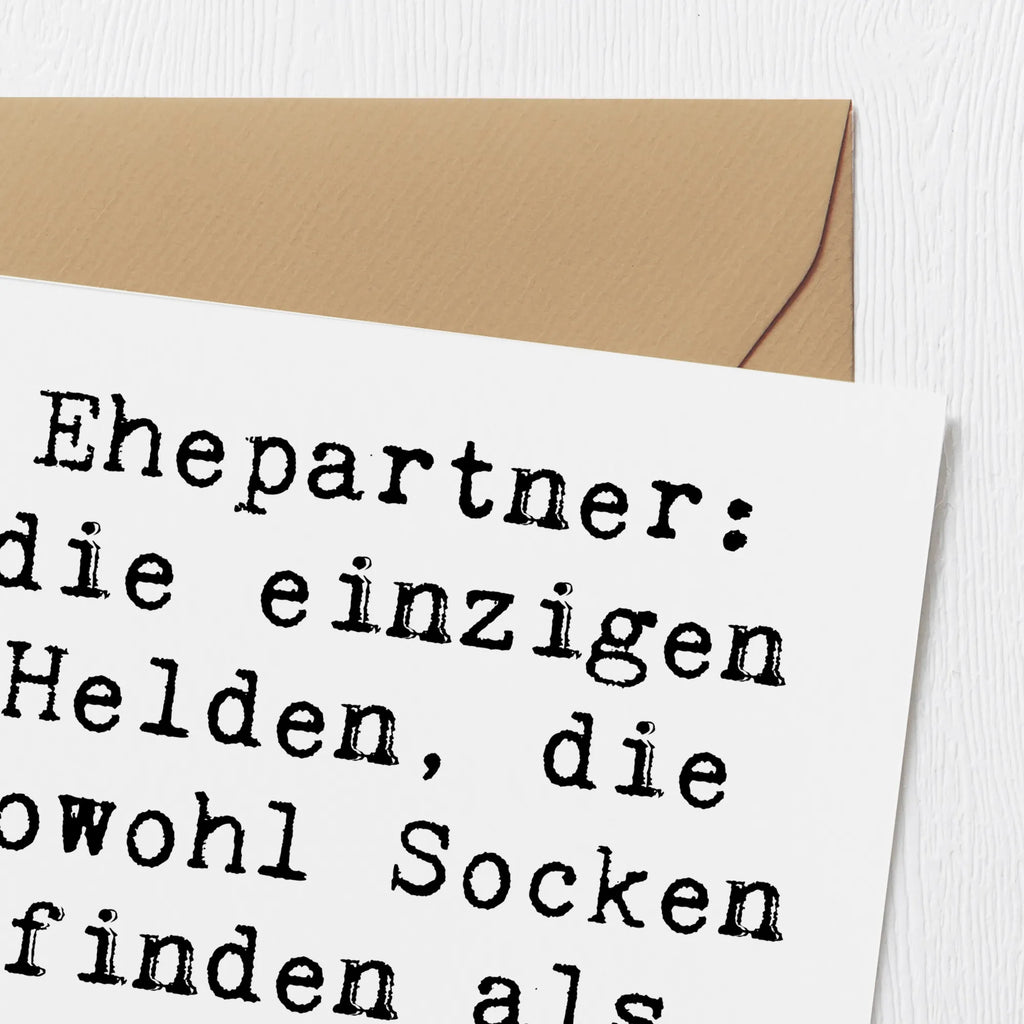 Deluxe Card Saying Ehepartner: die einzigen Helden, die sowohl Socken finden als auch Herzen erobern. Hochwertige Klappkarte, Glückwunschkarte, Hochwertige Grußkarte, Hochzeitskarte, Geburtstagskarte, Karte, Einladungskarte, Klappkarte, Grußkarte, Familie, Vatertag, Muttertag, Bruder, Schwester, Mama, Papa, Oma, Opa