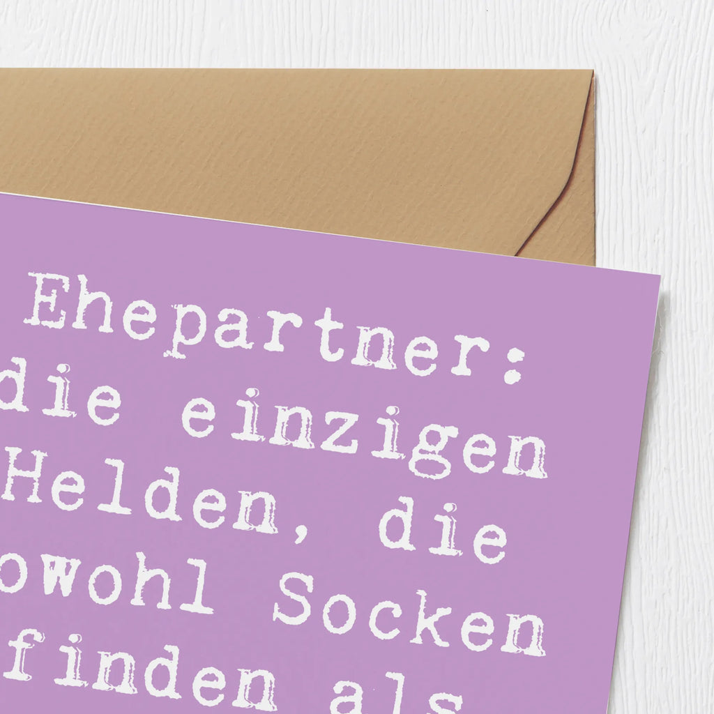 Deluxe Card Saying Ehepartner: die einzigen Helden, die sowohl Socken finden als auch Herzen erobern. Hochwertige Klappkarte, Glückwunschkarte, Hochwertige Grußkarte, Hochzeitskarte, Geburtstagskarte, Karte, Einladungskarte, Klappkarte, Grußkarte, Familie, Vatertag, Muttertag, Bruder, Schwester, Mama, Papa, Oma, Opa