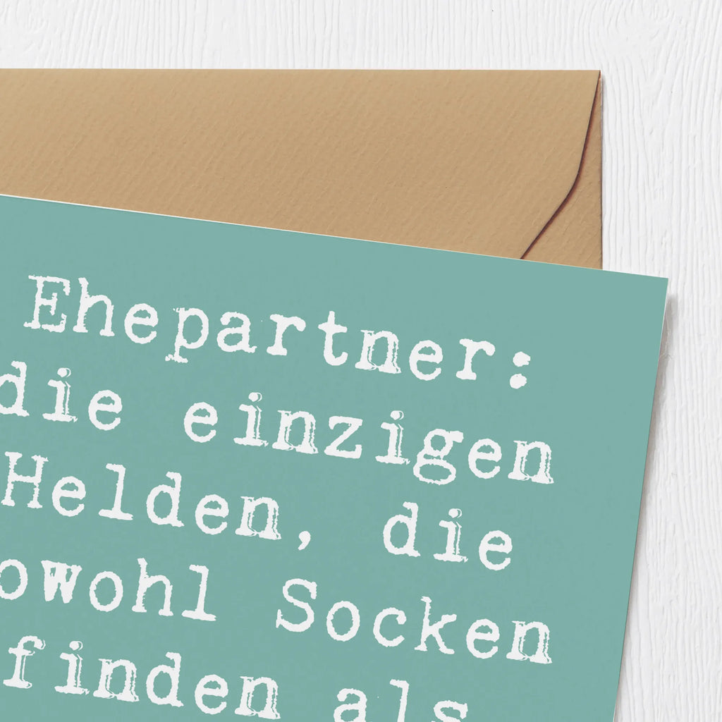Deluxe Card Saying Ehepartner: die einzigen Helden, die sowohl Socken finden als auch Herzen erobern. Hochwertige Klappkarte, Glückwunschkarte, Hochwertige Grußkarte, Hochzeitskarte, Geburtstagskarte, Karte, Einladungskarte, Klappkarte, Grußkarte, Familie, Vatertag, Muttertag, Bruder, Schwester, Mama, Papa, Oma, Opa
