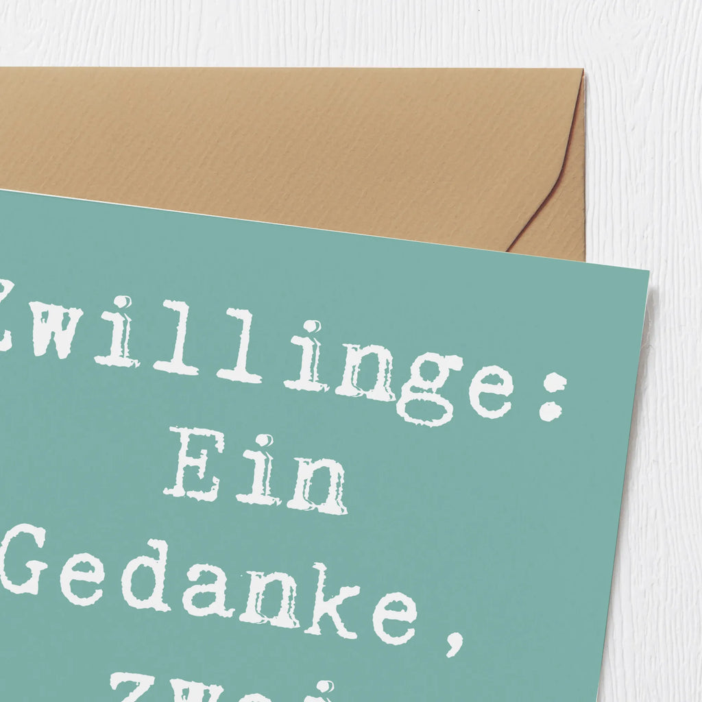 Deluxe Card Saying Zwillinge: Ein Gedanke, zwei Grinser. Hochwertige Klappkarte, Geburtstagskarte, Klappkarte, Einladungskarte, Grußkarte, Karte, Hochwertige Grußkarte, Glückwunschkarte, Hochzeitskarte, Familie, Vatertag, Muttertag, Bruder, Schwester, Mama, Papa, Oma, Opa