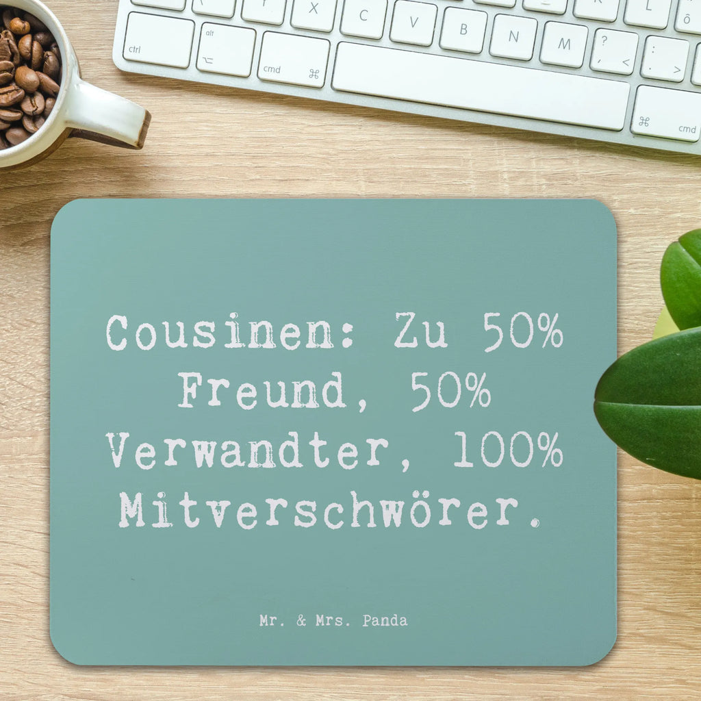 Mouse mat Saying Cousinen: Zu 50% Freund, 50% Verwandter, 100% Mitverschwörer. Mousepad, Computer zubehör, Büroausstattung, PC Zubehör, Arbeitszimmer, Mauspad, Einzigartiges Mauspad, Designer Mauspad, Mausunterlage, Mauspad Büro, Familie, Vatertag, Muttertag, Bruder, Schwester, Mama, Papa, Oma, Opa