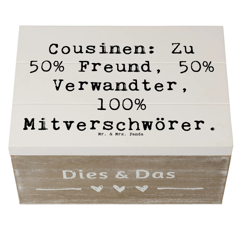 Wooden chest Saying Cousinen: Zu 50% Freund, 50% Verwandter, 100% Mitverschwörer. Truhe, Dekokiste, Geschenkdose, XXL, Geschenkbox, Kiste, Schatulle, Schatzkiste, Erinnerungsbox, Aufbewahrungsbox, Holzkiste, Erinnerungskiste, Familie, Vatertag, Muttertag, Bruder, Schwester, Mama, Papa, Oma, Opa