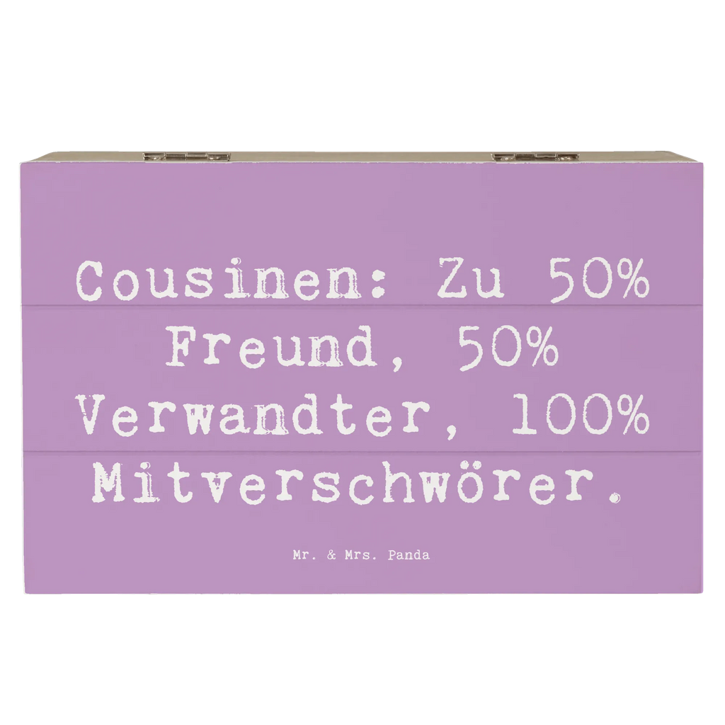 Wooden chest Saying Cousinen: Zu 50% Freund, 50% Verwandter, 100% Mitverschwörer. Truhe, Dekokiste, Geschenkdose, XXL, Geschenkbox, Kiste, Schatulle, Schatzkiste, Erinnerungsbox, Aufbewahrungsbox, Holzkiste, Erinnerungskiste, Familie, Vatertag, Muttertag, Bruder, Schwester, Mama, Papa, Oma, Opa