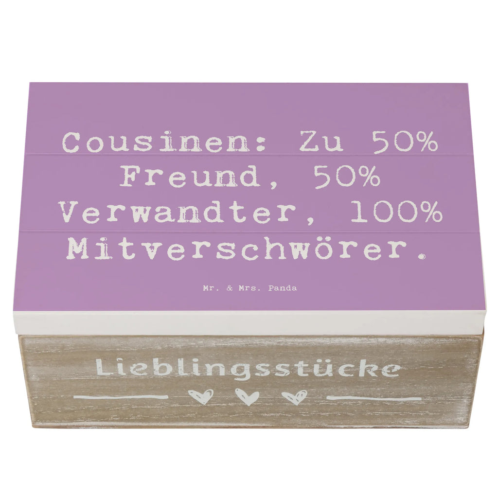 Wooden chest Saying Cousinen: Zu 50% Freund, 50% Verwandter, 100% Mitverschwörer. Truhe, Dekokiste, Geschenkdose, XXL, Geschenkbox, Kiste, Schatulle, Schatzkiste, Erinnerungsbox, Aufbewahrungsbox, Holzkiste, Erinnerungskiste, Familie, Vatertag, Muttertag, Bruder, Schwester, Mama, Papa, Oma, Opa