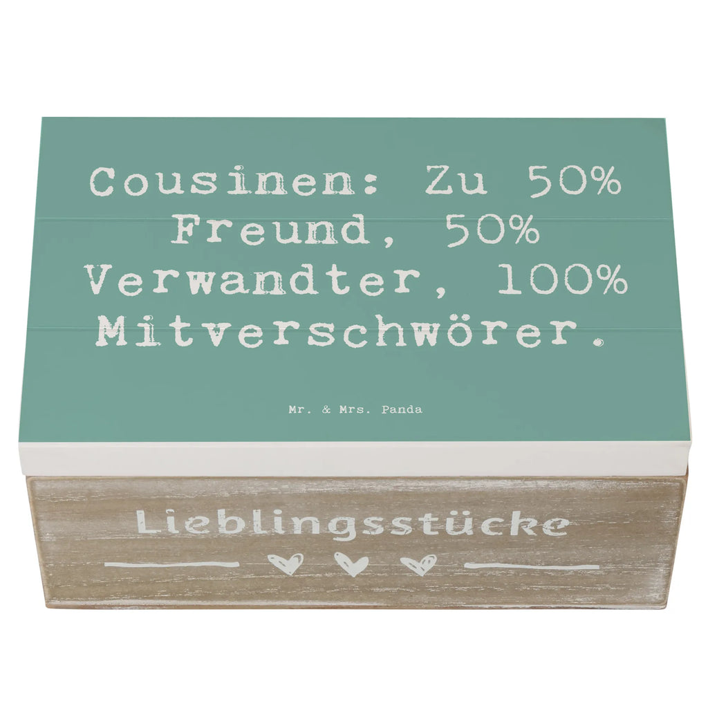 Wooden chest Saying Cousinen: Zu 50% Freund, 50% Verwandter, 100% Mitverschwörer. Truhe, Dekokiste, Geschenkdose, XXL, Geschenkbox, Kiste, Schatulle, Schatzkiste, Erinnerungsbox, Aufbewahrungsbox, Holzkiste, Erinnerungskiste, Familie, Vatertag, Muttertag, Bruder, Schwester, Mama, Papa, Oma, Opa