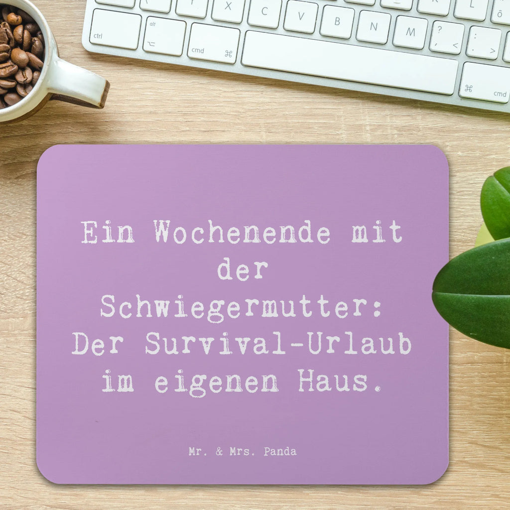 Mouse mat Saying Ein Wochenende mit der Schwiegermutter: Der Survival-Urlaub im eigenen Haus. Mousepad, Computer zubehör, Büroausstattung, PC Zubehör, Arbeitszimmer, Mauspad, Einzigartiges Mauspad, Designer Mauspad, Mausunterlage, Mauspad Büro, Familie, Vatertag, Muttertag, Bruder, Schwester, Mama, Papa, Oma, Opa