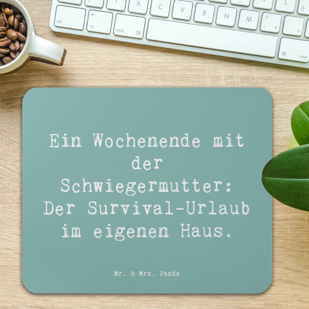 Mouse mat Saying Ein Wochenende mit der Schwiegermutter: Der Survival-Urlaub im eigenen Haus. Mousepad, Computer zubehör, Büroausstattung, PC Zubehör, Arbeitszimmer, Mauspad, Einzigartiges Mauspad, Designer Mauspad, Mausunterlage, Mauspad Büro, Familie, Vatertag, Muttertag, Bruder, Schwester, Mama, Papa, Oma, Opa